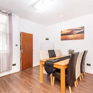  Holiday home The Queen Vic - Near The Racecourse United Kingdom